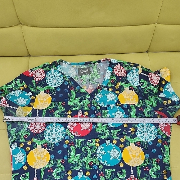 Vtg Butter-Soft Originals Floral And Chrismas Scrub Top - Picture 8 of 9
